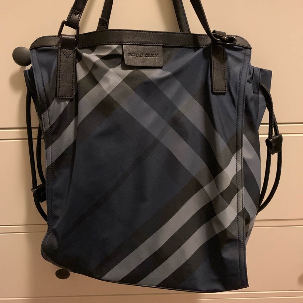 Burberry Buckleigh zip tote